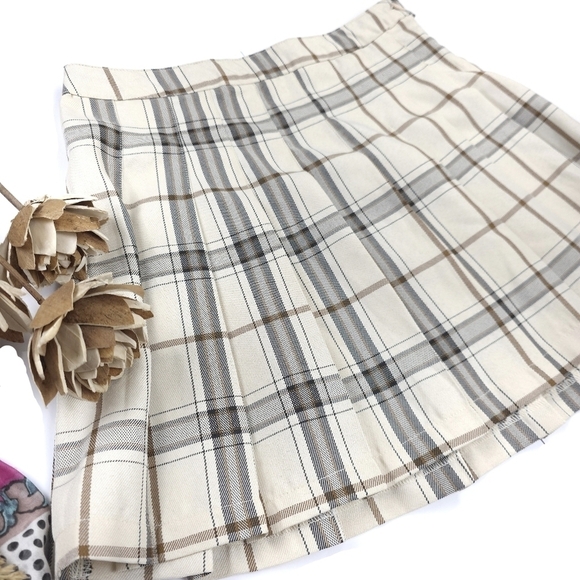 Hesperus Dresses & Skirts - Hesperus Plaid Cream and Brown Women's Skirt Sz 6 Junior Lg